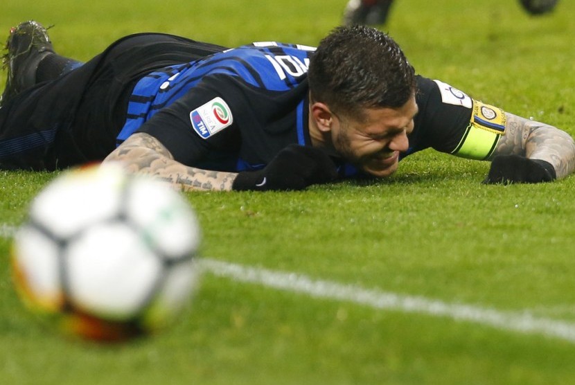 Ekspresi pemain Inter Milan Mauro Icardi saat kehilangan kesempatan mencetak gol di menit terakhir Liga Seri A antara AC Milan dan Inter Milan, Kamis (5/4).