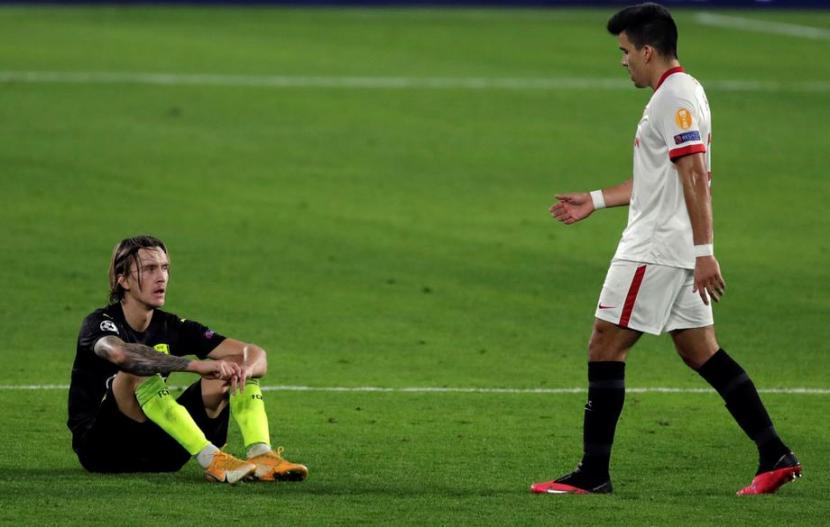 Ekspresi pemain Krasnodar, Kristoffer Olsson (Kiri) saat timnya kalah dari Sevilla.