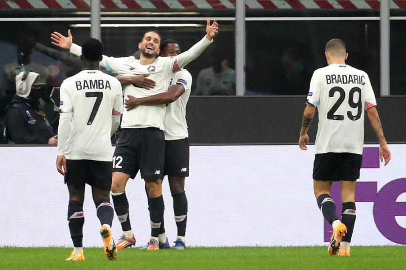 Ekspresi pemain Lille Yusuf Yacizi (tengah) saat mencetak gol ke gawang AC Milan di ajang Liga Europa.