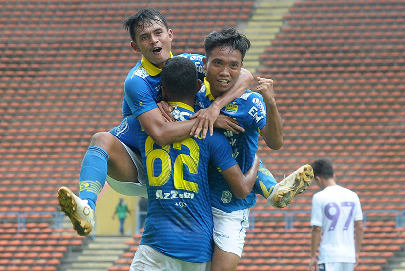 Ekspresi pemain Persib Bandung usai mencetak gol ke gawang Hanoi FC, di Stadion Shah Alam Selangor, Malaysia, Ahad (19/1).