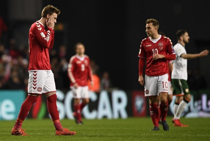  Ekspresi penyerang Denmark, Nicklas Bendtner (kiri) dan Christian Eriksen setelah timnya ditahan imbang Irlandia tanpa gol pada leg pertama play-off Piala Dunia 2018, Ahad (12/11) dini hari WIB.