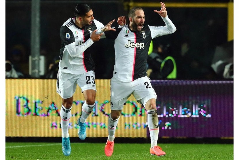 Ekspresi penyerang Juventus Gonzalo Higuain (kanan) setelah menjebol gawang Atalanta.