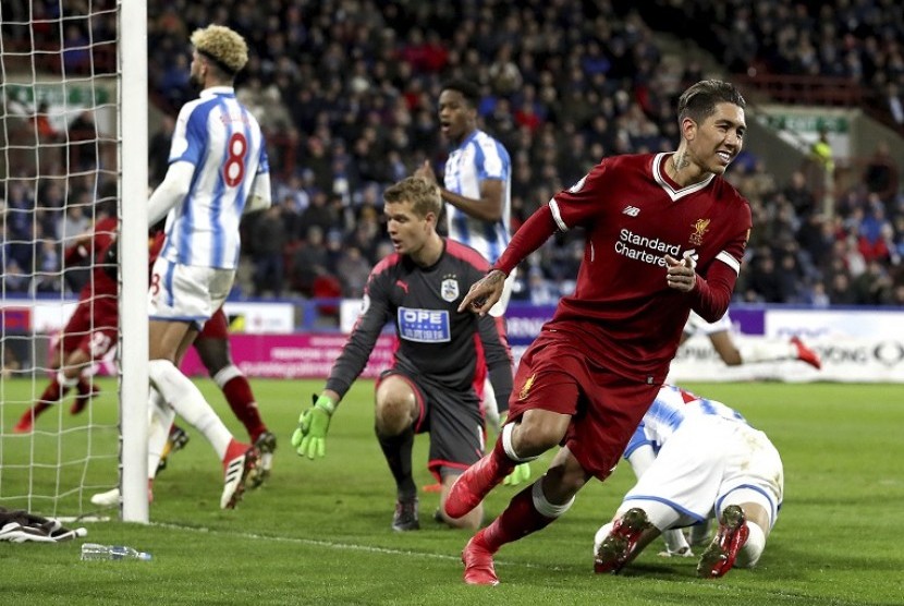 Ekspresi penyerang Liverpool Roberto Firmino (merah) seusai menjebol gawang Huddersfield Town, Rabu (31/1) dini hari WIB. Liverpool menang dengan skor 3-0.