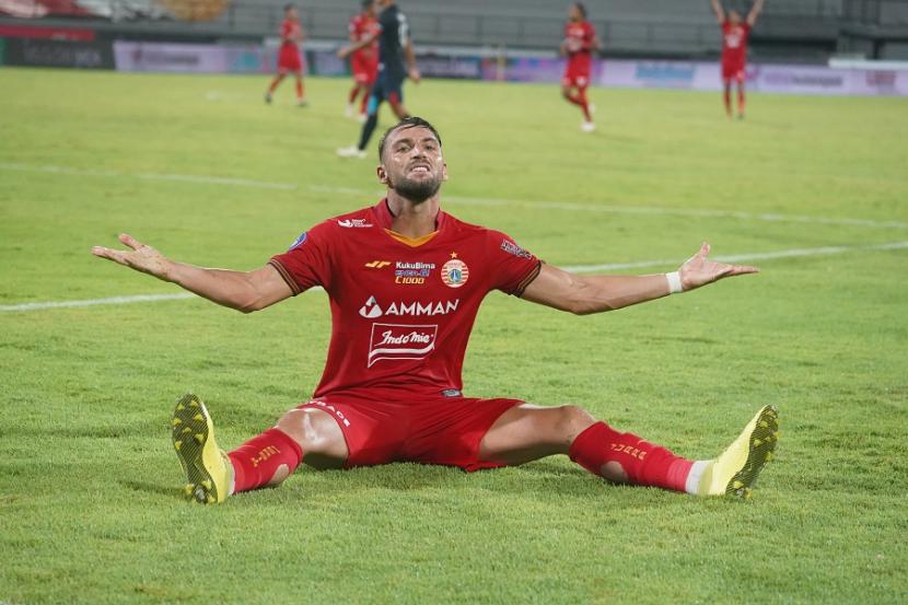 Ekspresi penyerang Persija Jakarta Marko Simic dalam laga kontra Arema FC di Liga 1, Sabtu (5/2/2022). 