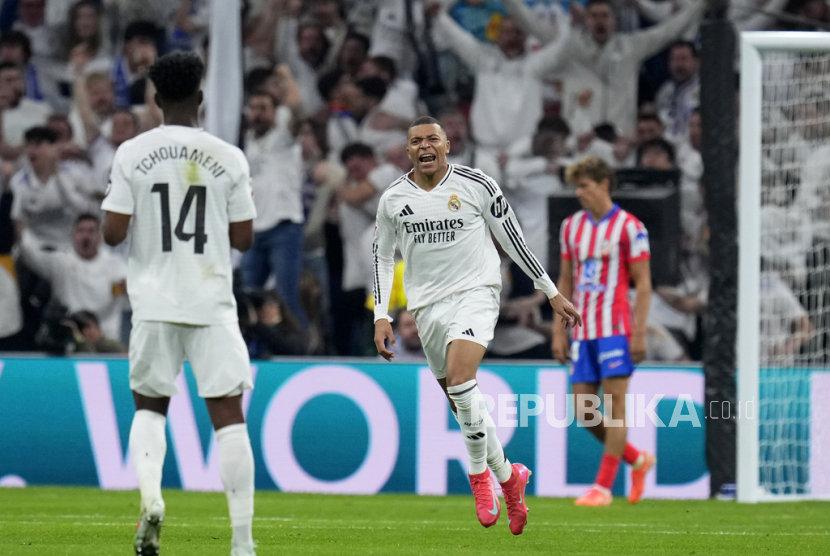 Ekspresi penyerang Real Madrid Kylian Mbappe selepas menjebol gawang Atletico Madrid dalam pertandingan La Liga Spanyol di Santiago Bernabeu, Madrid, Ahad (9/2/2025) dini hari WIB.