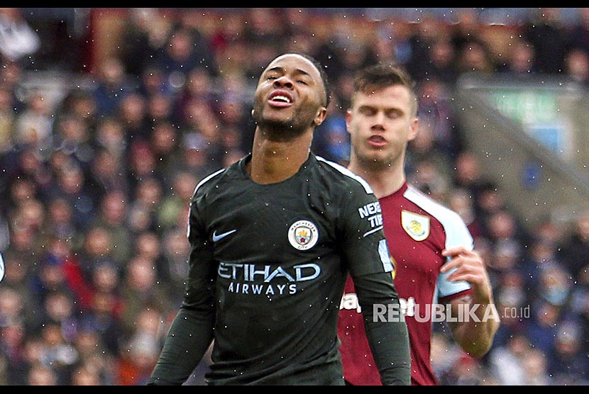 Ekspresi Raheem Sterling saat gagal memanfaatkan kesempatan mencetak gol ke gawang  Burnley di Turf Moor, Burnley, Sabtu (3/2).