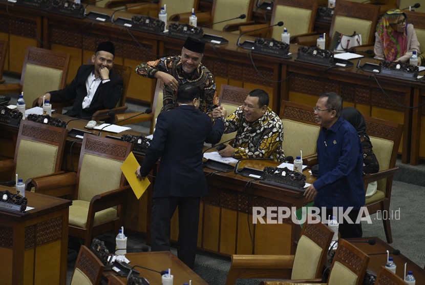 Ekspresi sejumlah angggota DPR saat menyerahkan pandangan tertulis fraksi terkait Revisi UU KPK pada Rapat Paripurna Masa Persidangan I Tahun Sidang 2019-2020 di Kompleks Parlemen Senayan, Jakarta, Kamis (5/9/2019).