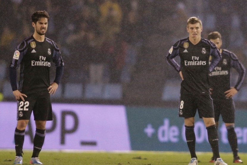 Ekspresi sejumlah pemain Real Madrid setelah gawangnya dijebol Celta Vigo pada pertandingan leg kedua Copa Del Rey, Kamis (26/1) dini hari WIB. Real Madrid tersingkir setelah ditahan imbang 2-2 karena kalah agregat 3-4.