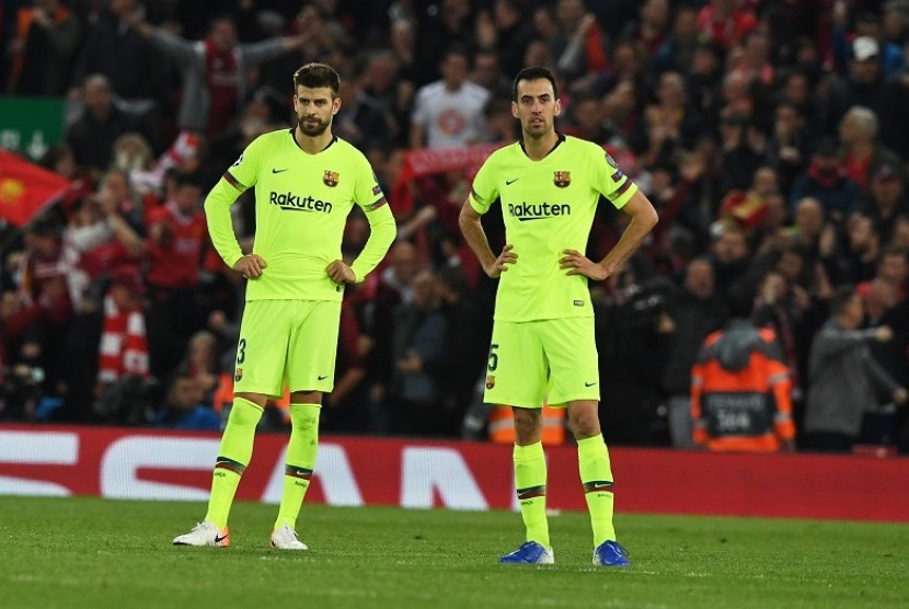 Ekspresi Sergio Busquets (kanan) dan Gerard Pique setelah Barcelona dibobol LIverpool pada pertandingan Liga Champions, Rabu (8/5) WIB.