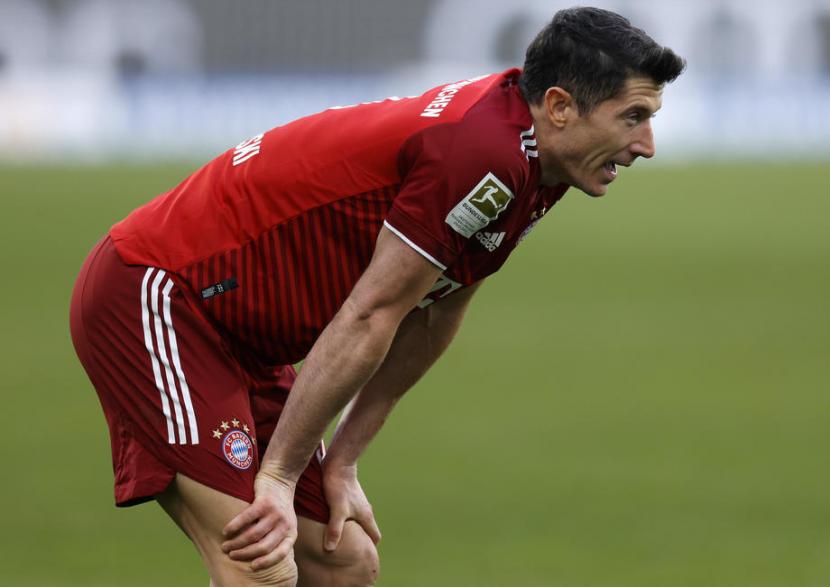 Striker Bayern Muenchen, Robert Lewandowski. Barcelona dilaporkan siap untuk memasukkan Sergino Dest dalam kesepakatan untuk  mengontrak Lewandowski pada bursa transfer musim panas 2022 nanti.