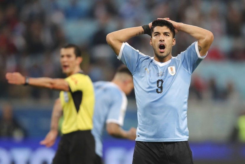 Ekspresi striker Timnas Uruguay, Luis Suarez pada laga Grup C Copa America 2019 melawan Jepang, Jumat (21/6).