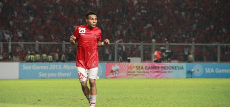 Ekspresi Titus Bonai usai sukses menjadi eksekutor penalti pertama ke gawang Malaysia pada partai final sepak bola SEA Games 2011, GBK Jakarta,Senin,(21/11). (Republika Online/Fafa)