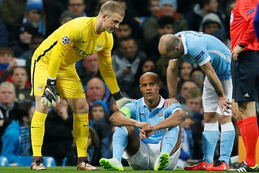 Ekspresi Vincent Kompany (tengah) saat cederanya kambuh.