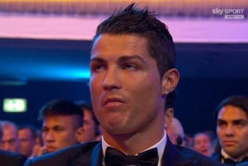Ekspresi wajah Cristiano Ronaldo melihat Lionel Messi meraih Ballon d'Or 2012.