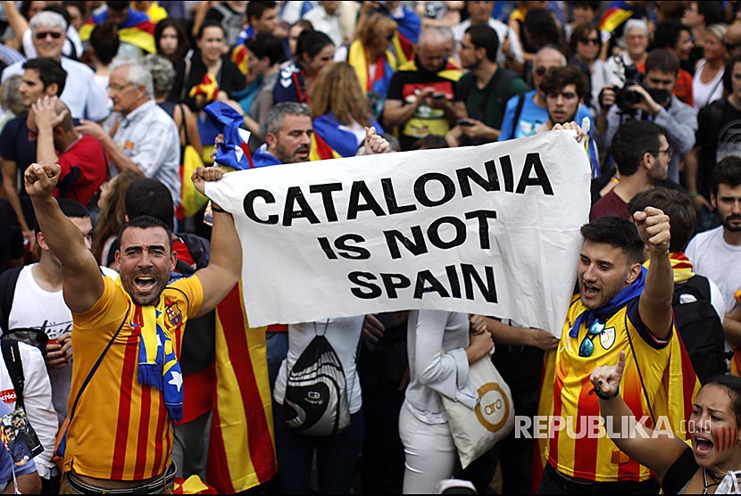 Catalan people unfold a banner to express their support to Catalonia independence.