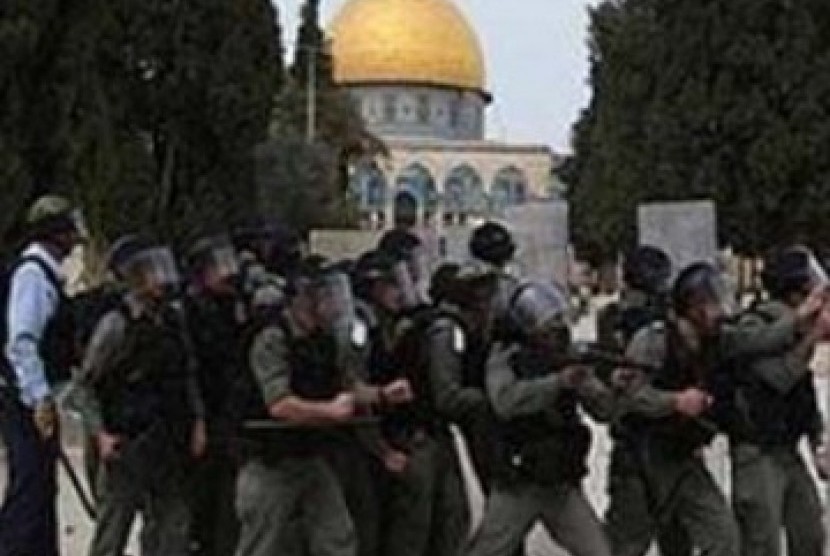Ekstremis Yahudi di Masjid Al Aqsa dikawal ketat polisi Israek. Zionis Israel berupaya melakukan Yahudisasi terhadap Masjid Al Aqsa Palestina