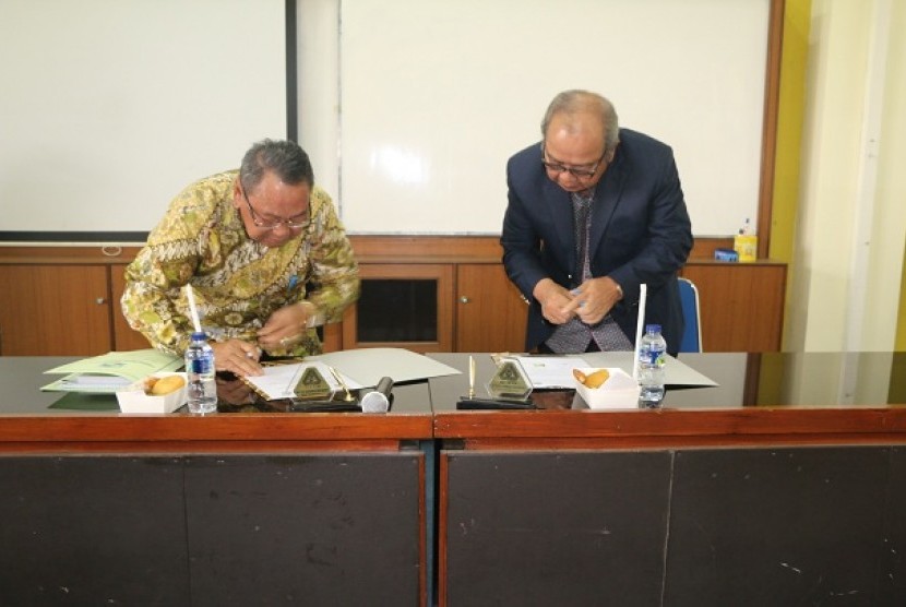Rektor Ikopin Dr Burhanuddin Abdullah dan Ketua Umum KPPD DKI Jakarta H Hasanuddin menandatangani kesepakatan kerja sama di Kampus Ikopin, Jatinangor, Kabupaten Sumedang, Jawa Barat.