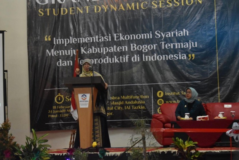 Rektor Tazkia Murniati Mukhlisin saat memberikan sambutan sebelum dimulainya kuliah umum Bupati Bogor Ade Yasin.