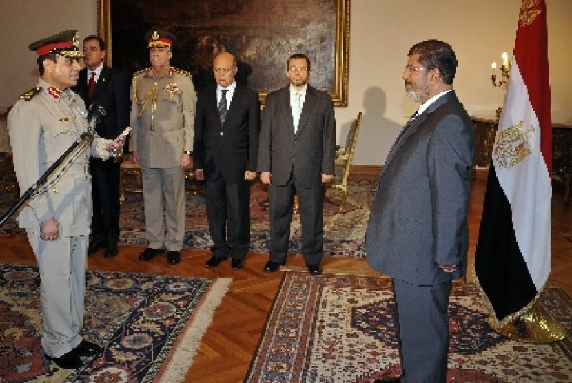 El-Sissi (kiri) dan Mohammed Morsi (kanan)