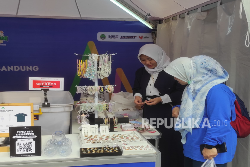 Ela Satianingsih (kerudung putih), perajin aksesories asal Rancaekek Juariyah Jewelry melayani pembelinya saat mengikuti pameran