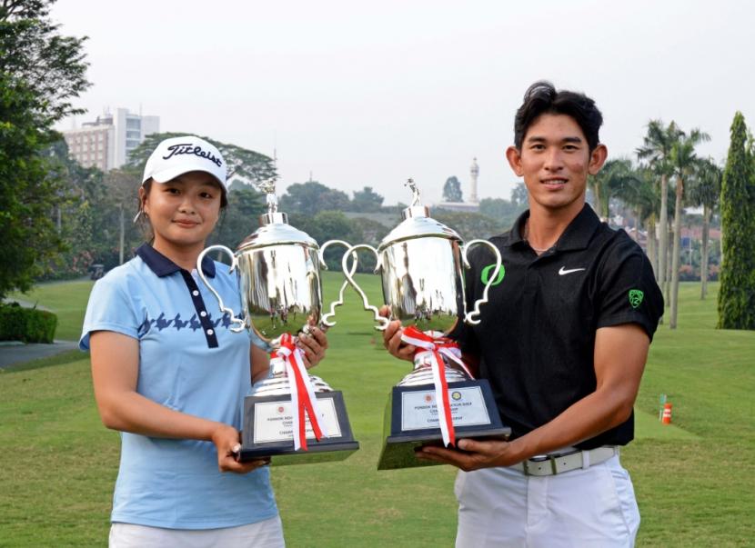 Elaine Widjaja (kiri) dan Gabriel Hansel Hari menjadi juara di Pondok Indah Golf Course, Jakarta, Kamis (5/7/2023). 