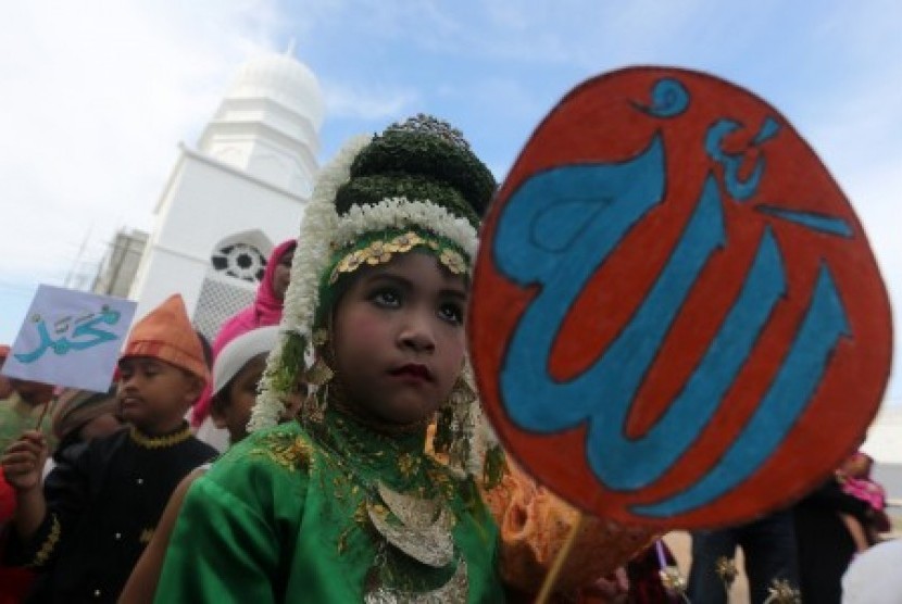 elajar taman kanak-kanak (TK) memakai pakaian adat saat mengikuti pawai menyambut Tahun Baru Islam di Ulee Kareng, Banda Aceh, Aceh, Sabtu (10/10)