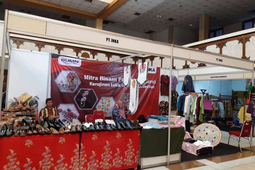 elaku Usaha Mikro, Kecil dan Menengah (UMKM) mengikuti pameran dalam rangkaian kegiatan UNS SMEs Summit & Award 2018 di Auditorium Universitas Sebelas Maret (UNS) Solo, Kamis (11/10). Pameran tersebut digelar selama tiga hari mulai Rabu (10/10) sampai Jumat (12/10).