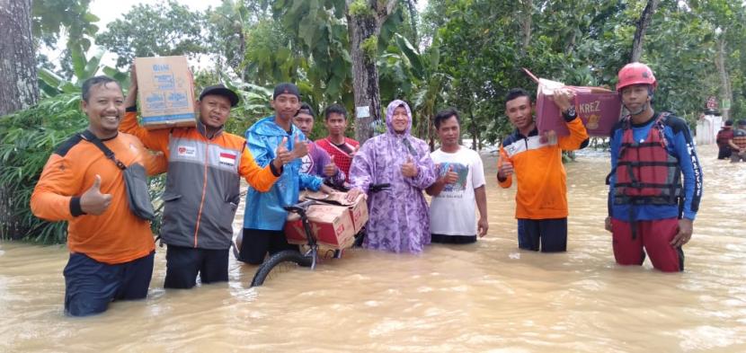 Relawan Rumah Zakat yang tergabung dalam Forum Desa Berdaya (FDB) Purworejo melakukan aksi tanggap bencana dengan membagikan makanan ke titik banjir yang berlokasi di Dusun Sangkalan RT 04 RW 02, Desa Bapangsari Kecamatan Bagelen, Purworejo.(Rumah Zakat)