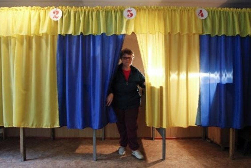 Election commission worker Vera Pozhidaeva demonstrates the readiness of a polling station for Sunday's referendum in the eastern Ukrainian city of Lugansk May 10, 2014. 