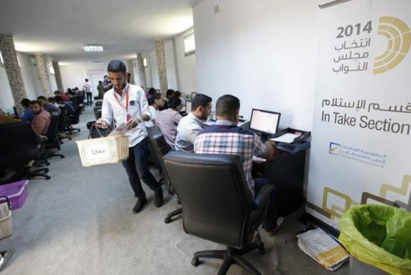 Election officials work in the operations rooms of the High National Elections Commission after elections yesterday in Tripoli, June 26, 2014.
