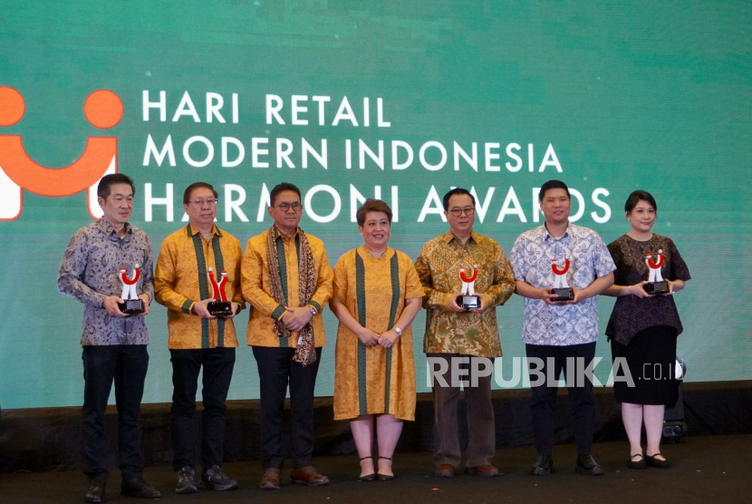 Electronic City meraih Harmoni Award sebagai Electronic Retail of The Year 2025.