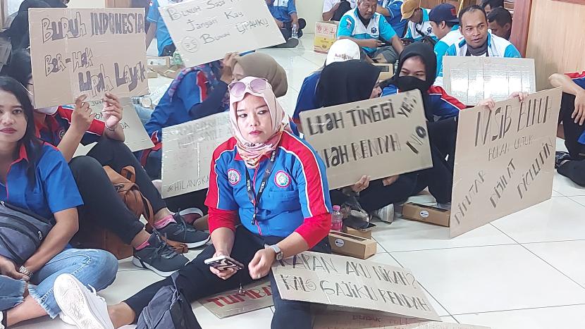  Elemen buruh yang tergabung dalam Aliansi Gerakan Masyarakat Pekerja Ungaran (Gempur) saat mengikuti audienasi di gedung DPRD Kabupaten Semarang.