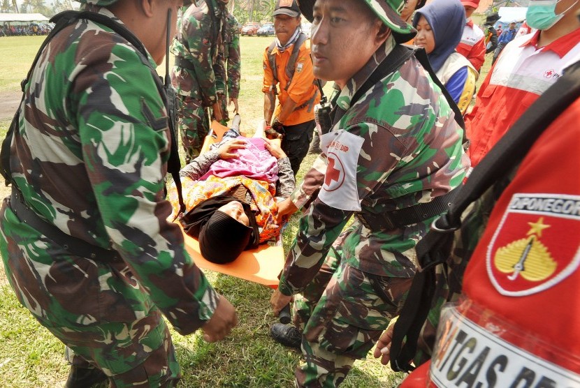  Elemen Gabungan Penanganan Kebencanaan melakukan evakuasi korban tanah longsor menuju tenda darurat, saat digelar Simulasi Penanganan Kebencanaan, yang digelar Korem 073/Makutarama.