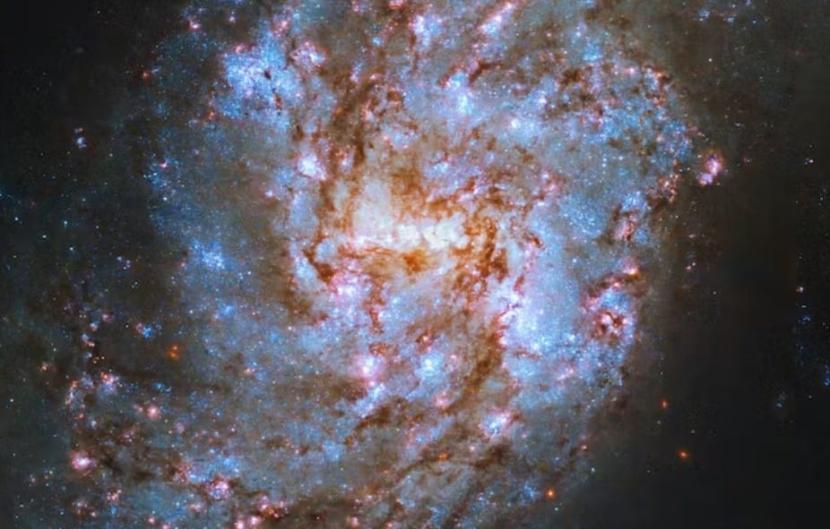 eleskop Luar Angkasa Hubble memberi petunjuk baru tentang pembentukan bintang di galaksi kecil yang tidak biasa.