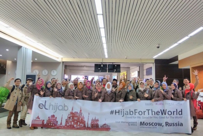 Rombongan Elhijab di bandara Soekarno-Hatta, Tangerang, Banten, Senin (14/11) bersiap berangkat menuju Rusia dalam rangka acara kampanye Hijab for the World.