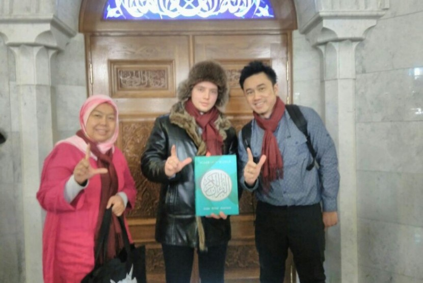 Elhijab memberikan tanda mata kepada pengurus Masjid Kul Syarif di Kazan, Rusia, Jumat (18/11).