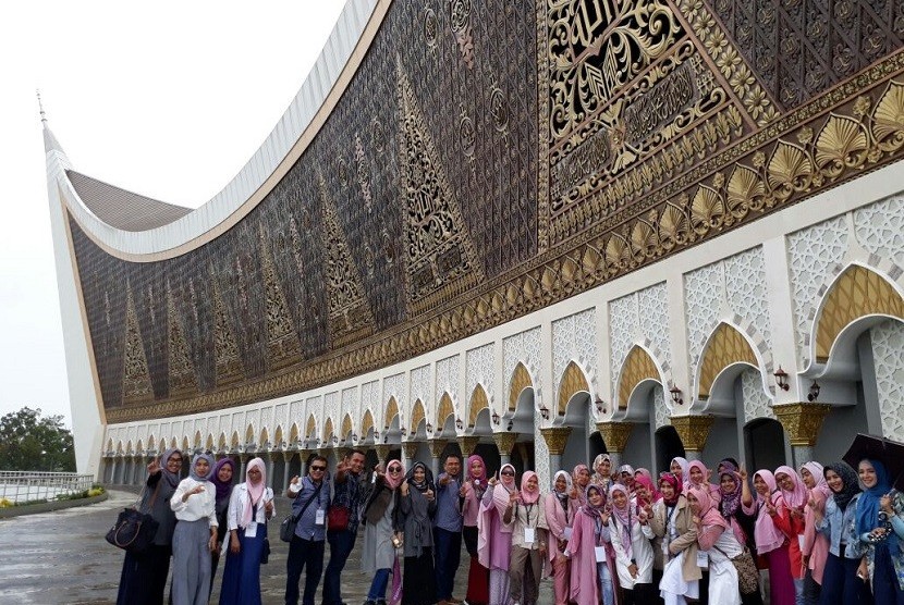Wisata religi ke Masjid Raya Sumatra Barat.