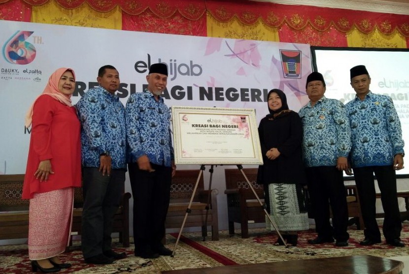  Elhijab, pelaku usaha di bidang busana muslim mendukung penuh penetepan Kota Padang, Sumatera Barat sebagai wisata halal. Selasa (17/1). Foto: Riga Nurul Iman