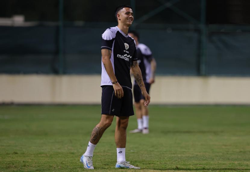 Eliano Reijnders dalam sesi latihan timnas Indonesia di Hamad Town Youth & Sports Ground pada Selasa (8/10/2024)  petang.