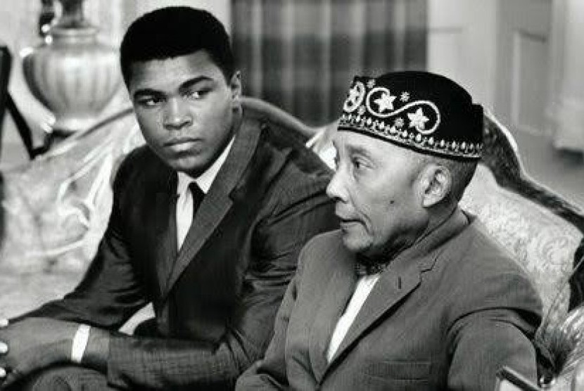 Elijah Muhammad (kanan) dan Muhammad Ali (kiri). Dewan Kota New York Pertimbangkan Ganti Nama Jalan Harlem dengan Elijah Muhammad