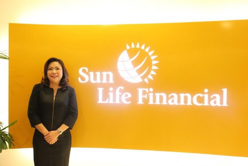 Elin Waty, Presiden Direktur PT Sun Life Financial Indonesia, saat memberikan penjelasan mengenai Market Outlook industri asuransi ditengah perlambatan ekonomi. 