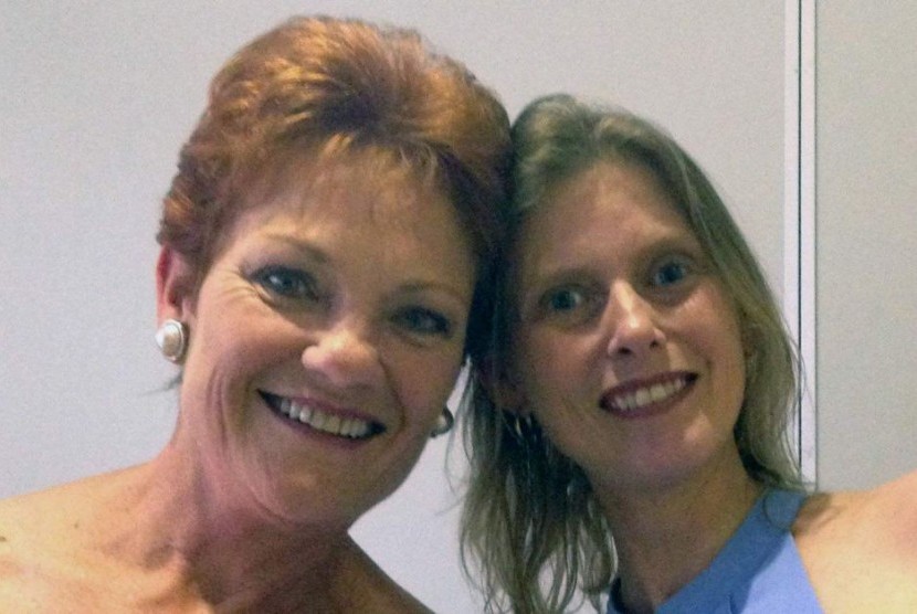 Elise Chapman (kanan, bersama dengan pemimpin One Nation Pauline Hanson.