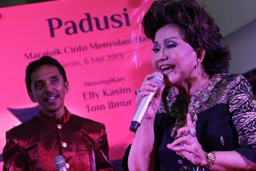 Penyanyi lengendaris Elly Kasim memulai debutnya pada 1961. Elly meninggal dunia Rabu (25/8) di Jakarta.