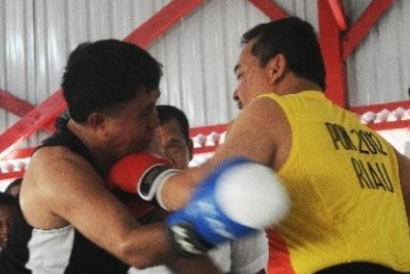Indonesia's boxing legend Ellyas Pical (left)