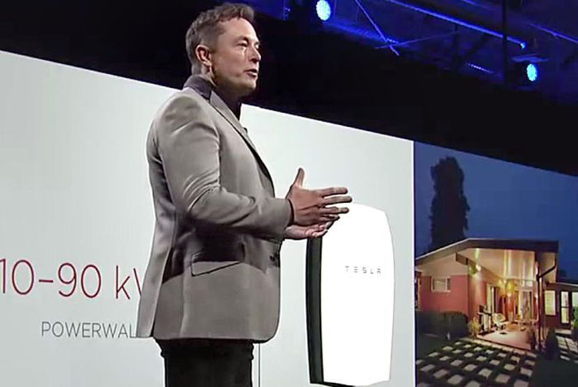  Elon Musk menerangkan soal ‘Powerwall’ di Studio Deasin Tesal di Hawthorne, California.