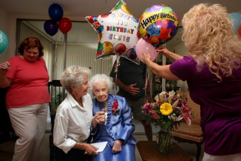 Elsie Thompson (tengah) bersama para pengurusnya pada saat perayaan ulang tahun ke 113