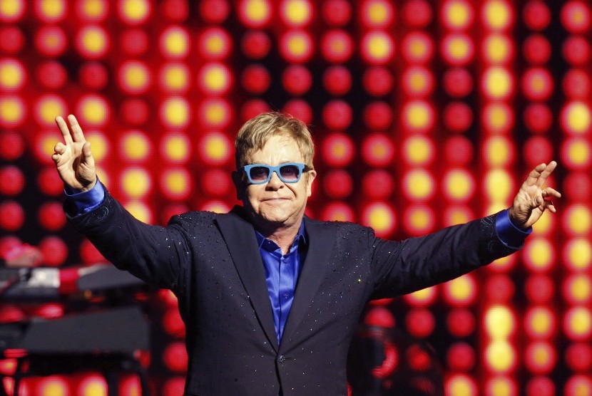 Elton John harus menunda sisa konser di Amerika Utara akibat pandemi. Ilustrasi.