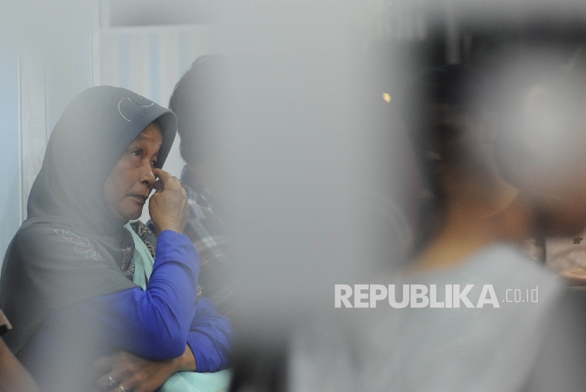 eluarga Korban mendatangi Posko Ante Mortem korban kebakaran gudang mercon Tangerang di RS Polri, Keramat Jati, Jakarta, Kamis (26/10).