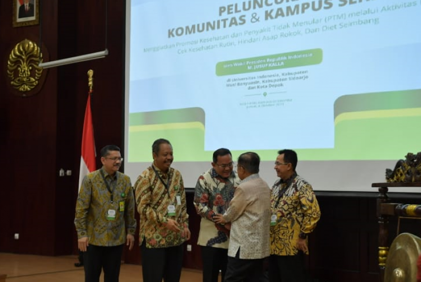 Peluncuran Komunitas Sehat dan Kampus Sehat Menggiatkan Promosi kesehaan dan Pencegahan Penyakit oleh Wakil Presiden RI M Jusuf Kalla di Aula IMERI Kampus Universitas Indonesia Salemba, Jumat (4/10).