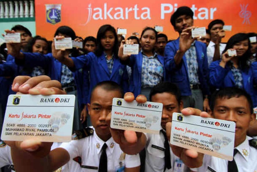 eluruh perwakilan siswa SMK dan SMA Jakarta Utara menunjukan Kartu Jakarta Pintar seusai peluncuran oleh Gubernur DKI Jakarta Joko Widodo di SMA Yappenda, Jakarta Utara, Sabtu (1/12).